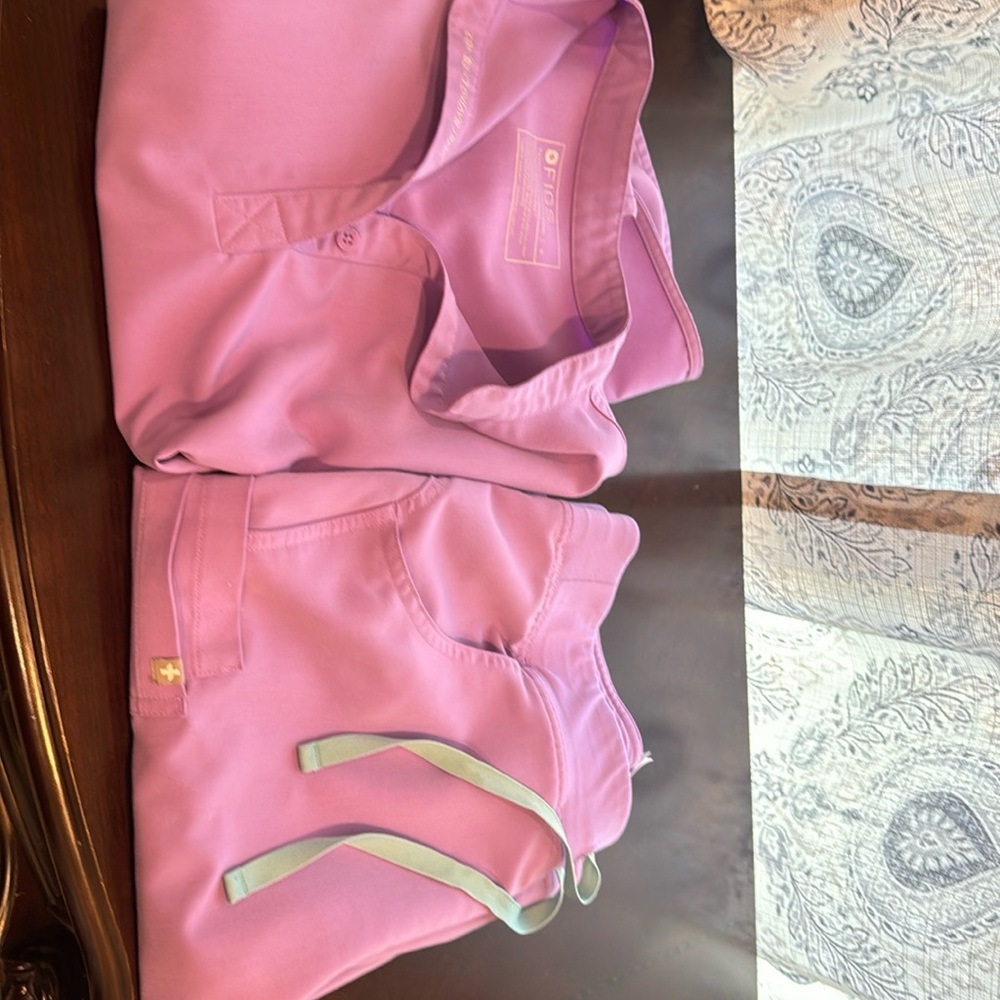 Figs scrubs lightly worn small petite kade bottoms with small Rafaela top.